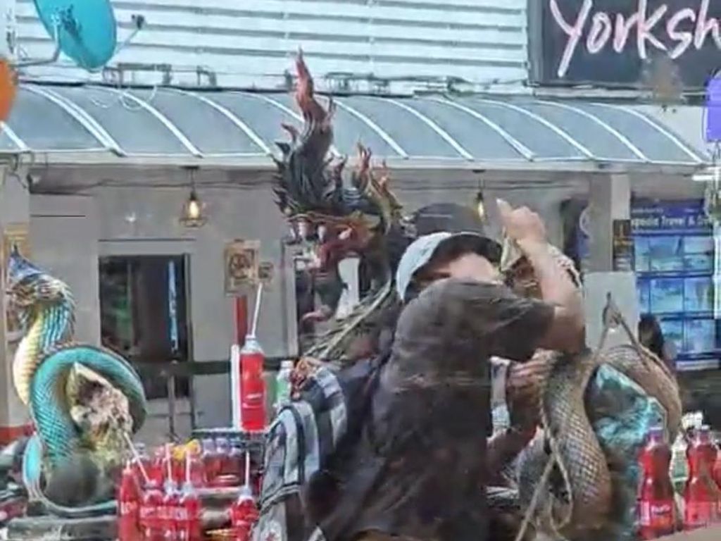 Viral Turis Cium Patung Naga, Jadi Olok-olokan Warga Setempat